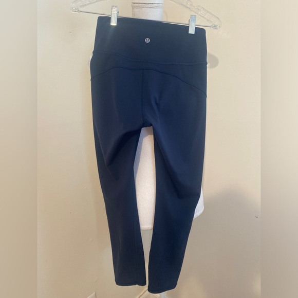Lululemon In Movement Crop 23 “ in True Navy Color Size 6 - Picture 2 of 11